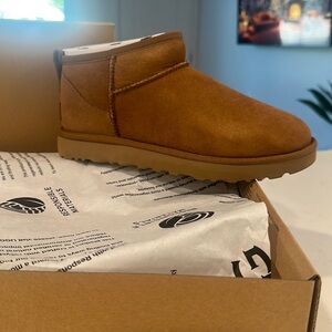 UGG Classic ultra mini
size 6
Brand new